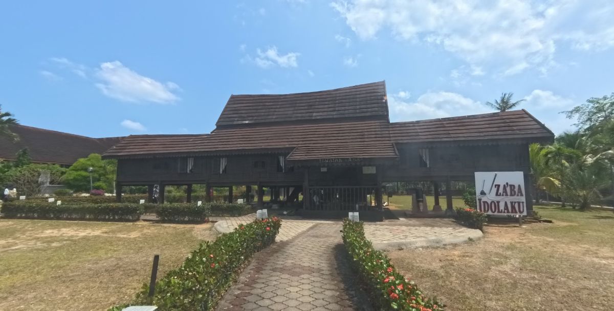 Teratak Za'ba Front Panorama