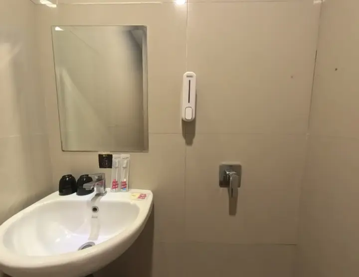 Deluxe Bathroom - Triizz Hotel Semarang