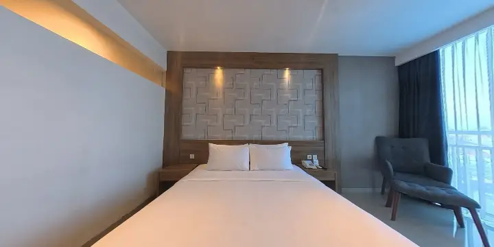 Deluxe King - Triizz Hotel Semarang 01