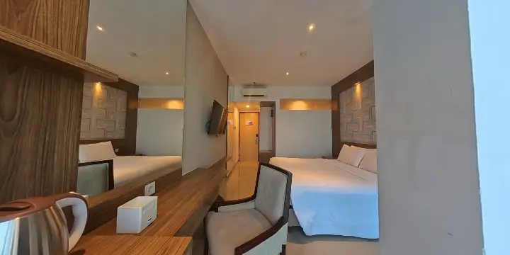 Deluxe King - Triizz Hotel Semarang 02