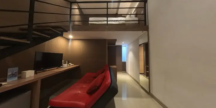 Junior Suite - Triizz Hotel Semarang (2)