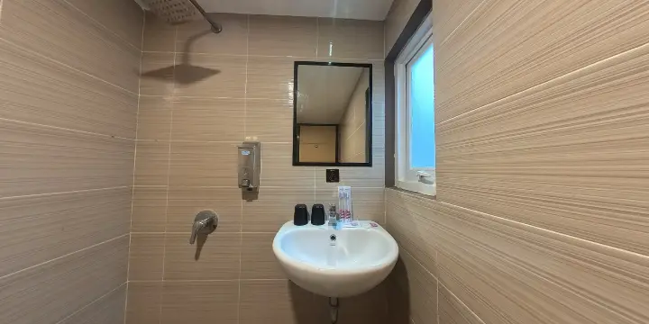 Junior Suite Bathroom - Triizz Hotel Semarang