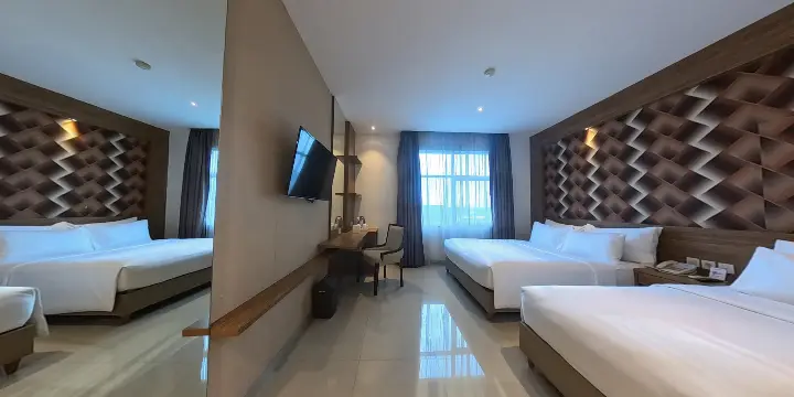 Junior Suite Family - Triizz Hotel Semarang (2)