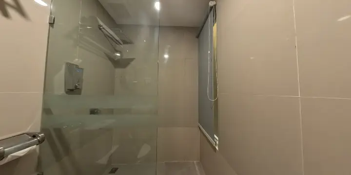 Junior Suite Family Bathroom - Triizz Hotel Semarang