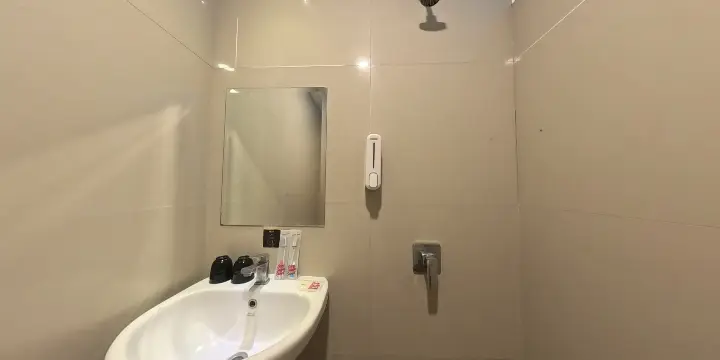 Superior Bathroom - Triizz Hotel Semarang